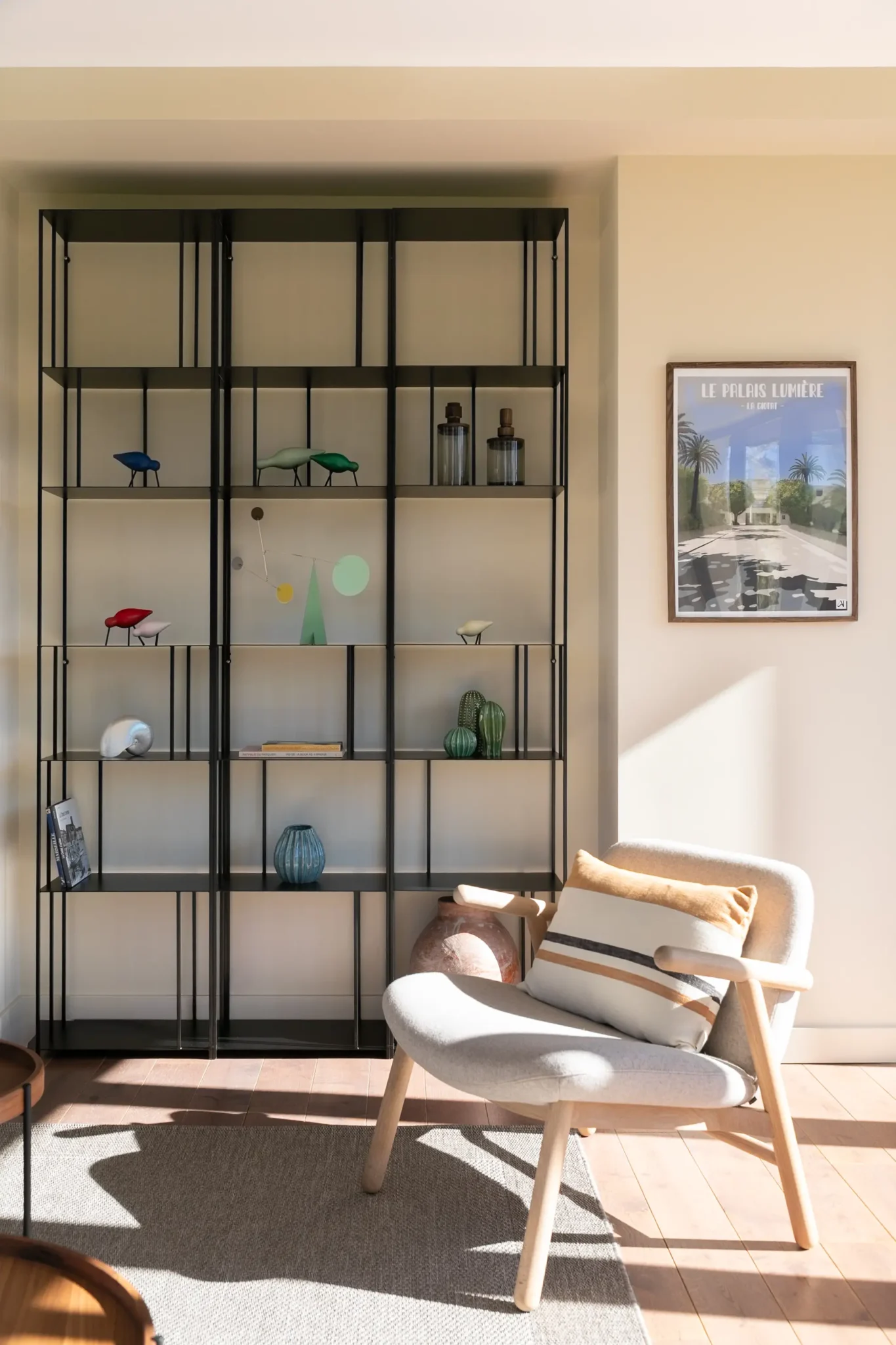extension de maison véranda avec verrière style atelier bibliothèque métal AMPM canapé et fauteuils Bolia sol en parquet foncé