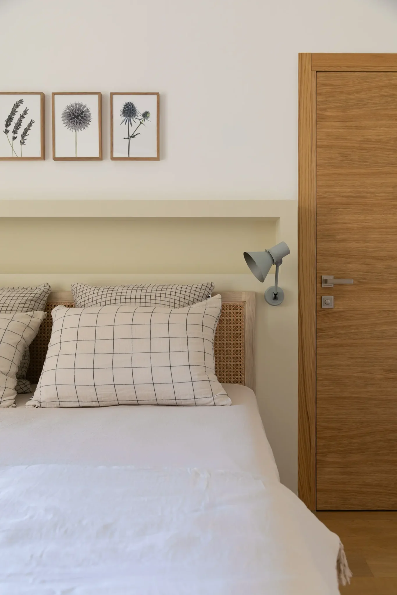 décoration maison chambre avec tête de lit sur mesure applique mural marque Anglepoise draps de lit ne lin porte en bois salle de bains attenante suite parentale