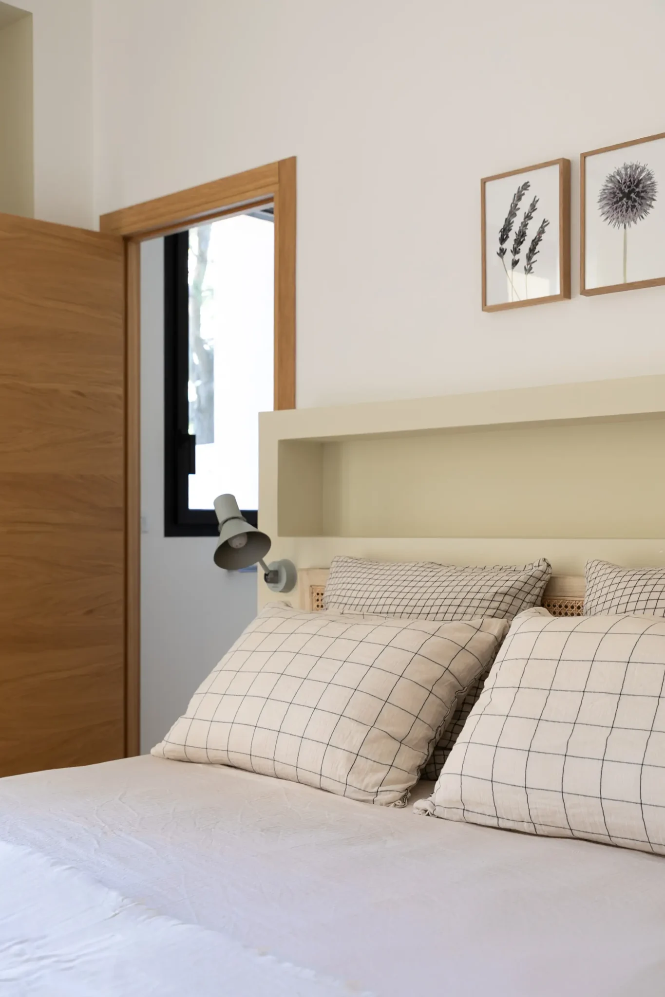 décoration maison chambre avec tête de lit sur mesure applique mural marque Anglepoise draps de lit ne lin porte en bois salle de bains attenante suite parentale