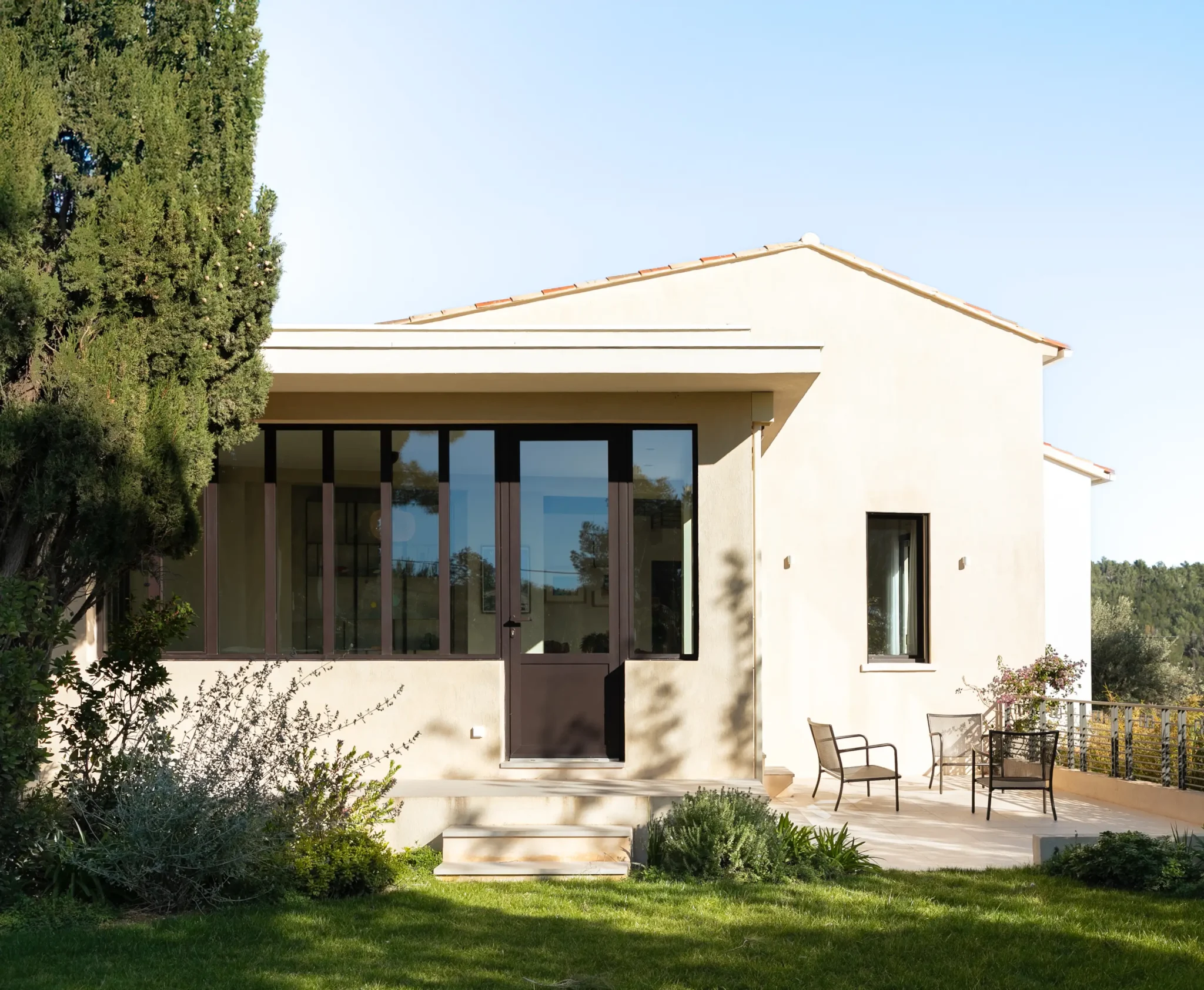 rénovation de maison provençale extension de maison véranda avec verrière style atelier et débord de toiture jardin paysager garde-corps sur mesure en fer forgé terrasse et escalier vers jardin