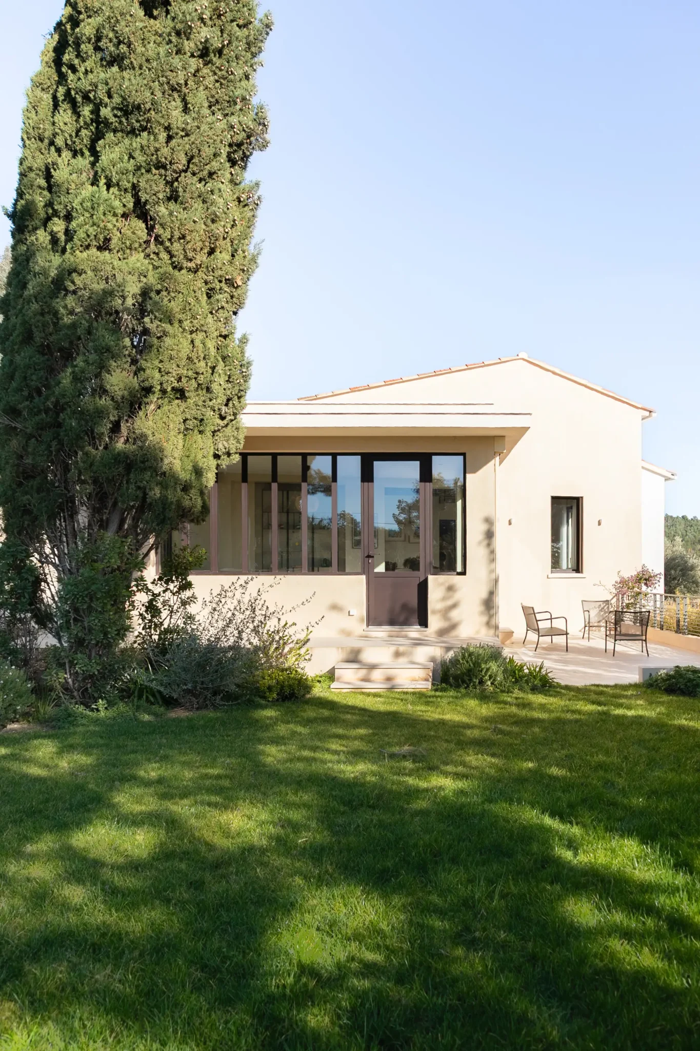 rénovation de maison provençale extension de maison véranda avec verrière style atelier et débord de toiture jardin paysager garde-corps sur mesure en fer forgé
