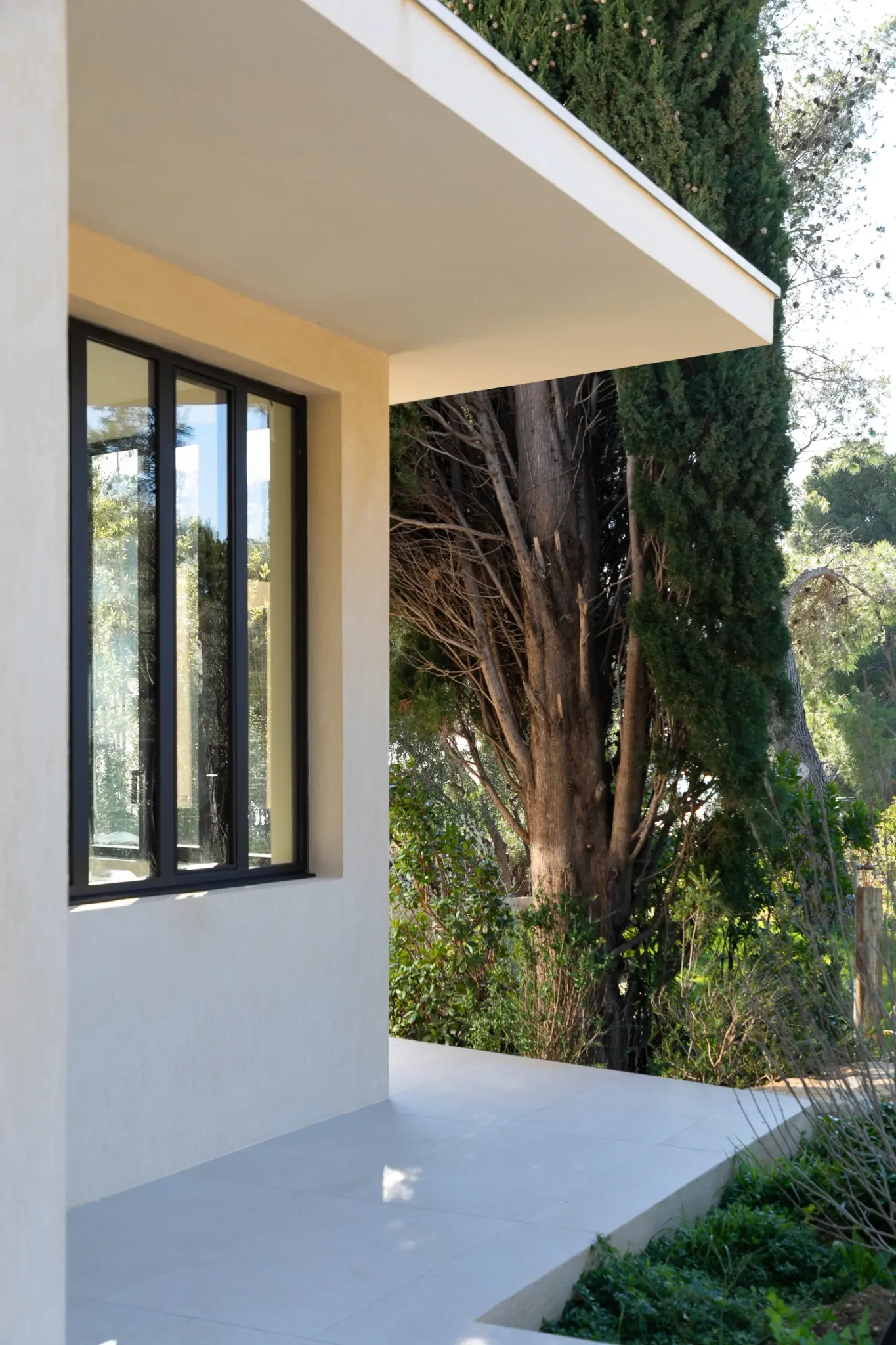 rénovation de maison provençale extension de maison véranda avec verrière style atelier et débord de toiture jardin paysager