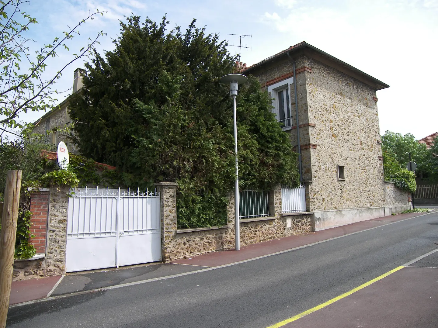 rénovation de maison en meulière en ile de France photo état projet façade sombre extension de maison en brique et verrière en fer forgé