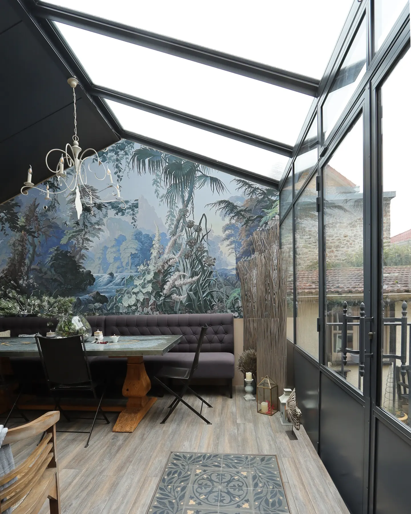 extension de maison en brique en ile de France maison en meulière toiture en zinc cuisine verrière en fer forgé sol parquet chêne salle à manger et papier peint panoramique