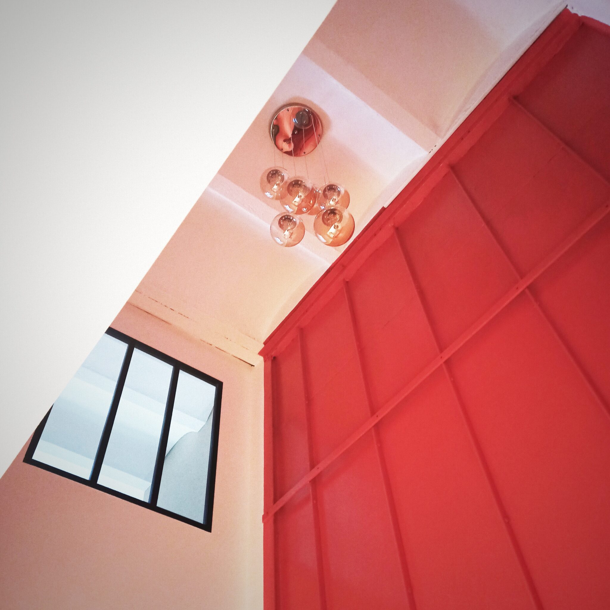 rénovation loft double hauteur suspension lumineuse à grappes boules dorées verrière apport de lumière