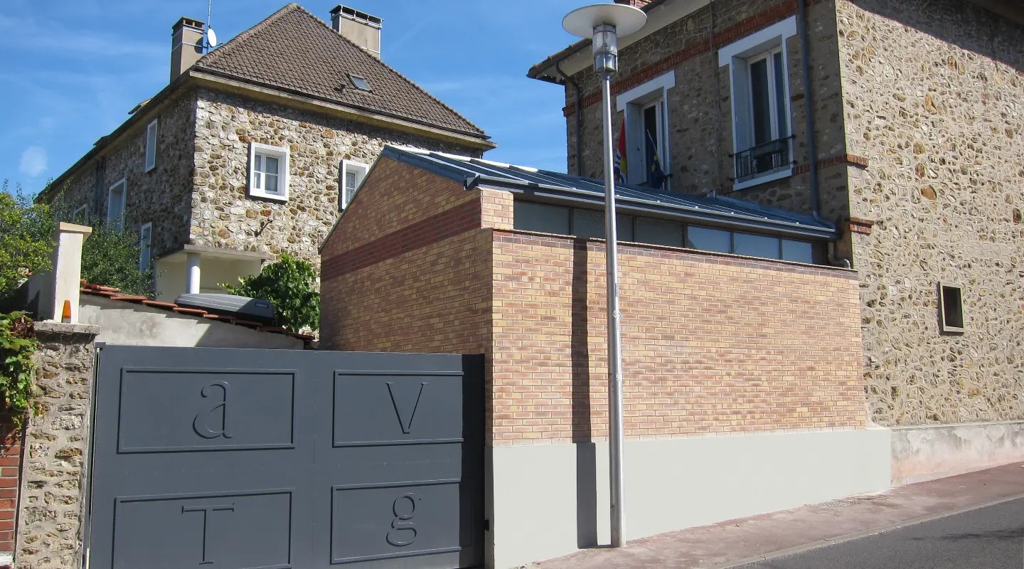 extension de maison en brique en ile de France maison en meulière toiture en zinc baie vitrée horizontale en verre dépoli