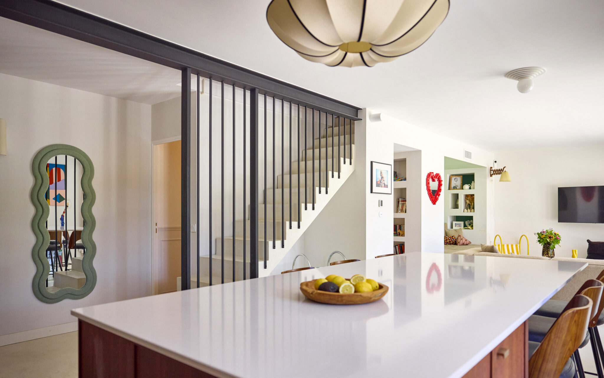 ouverture mur porteur avec IPN rénovation maison provençale escalier moderne sol en béton ciré ilot de cuisine avec plan de travail en silestone façades meubles en bois niche mural