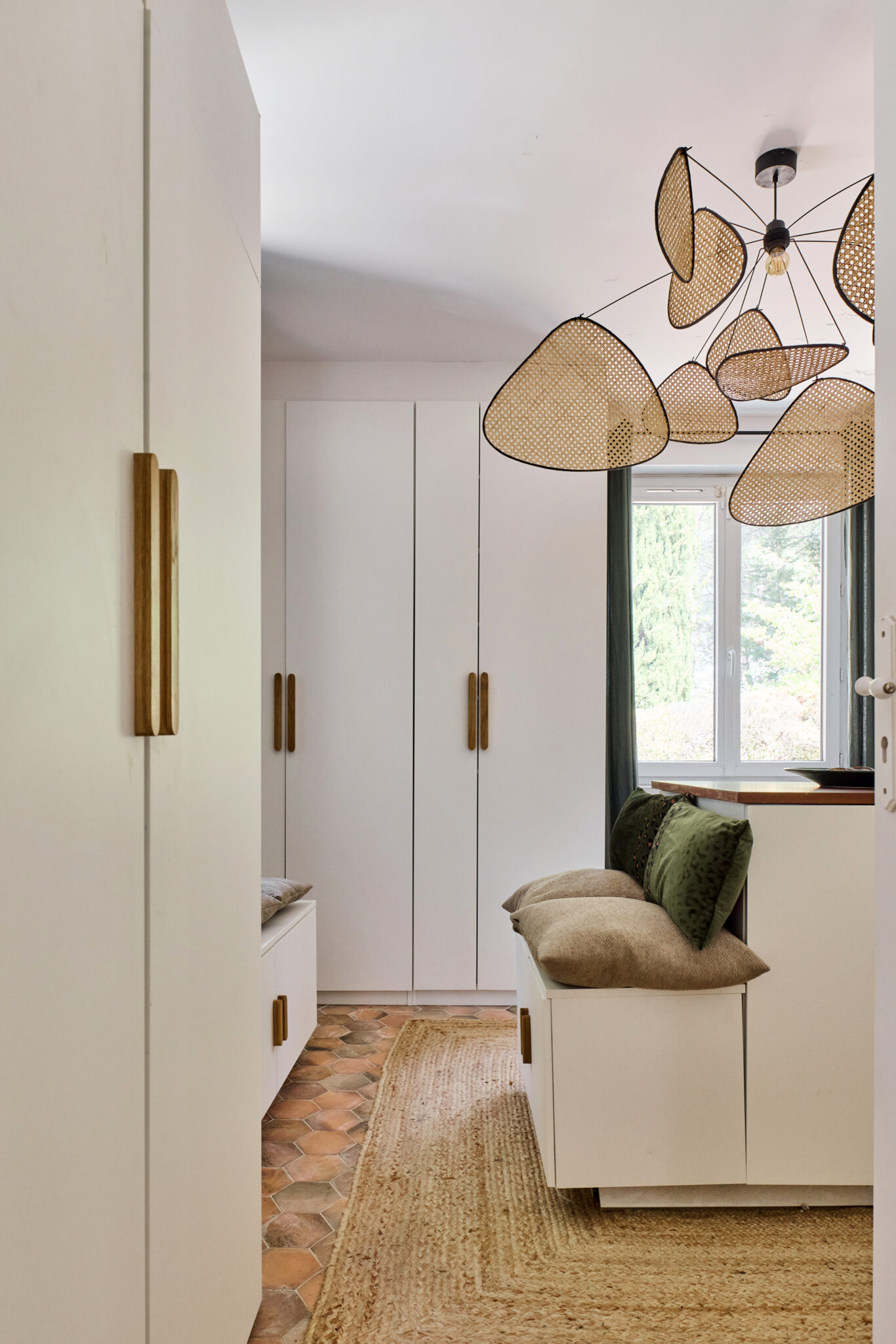 rénovation de maison buanderie et dressing tommettes au sol couleur flammée placard et banquette sur mesure suspension en rotin tapis jonc de mer