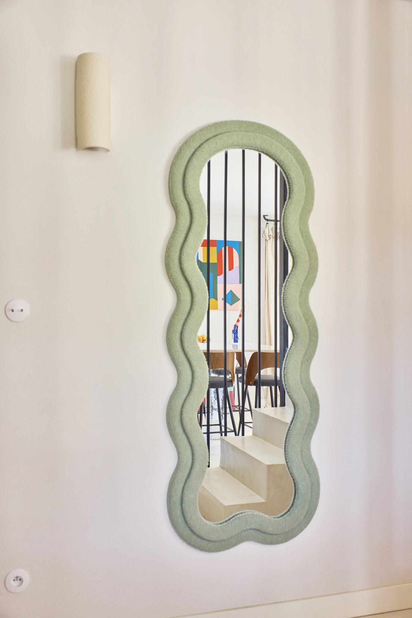 décoration entrée avec miroir de chez Fleux interrupteur et prise Modelec modèle Iris