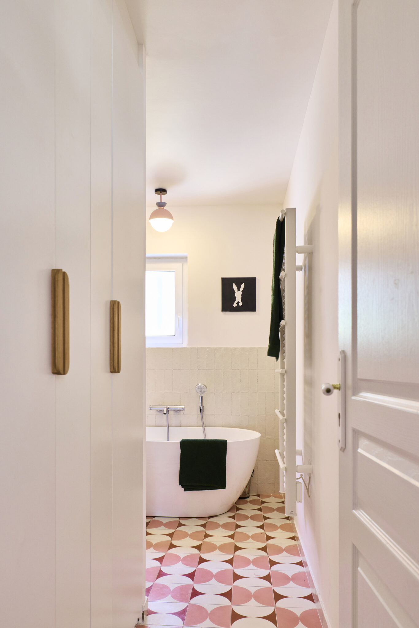 salle de bains avec carreaux de ciment rose et blanc modèle butterfly de chez Bisazza placard sur mesure baignoire ilot