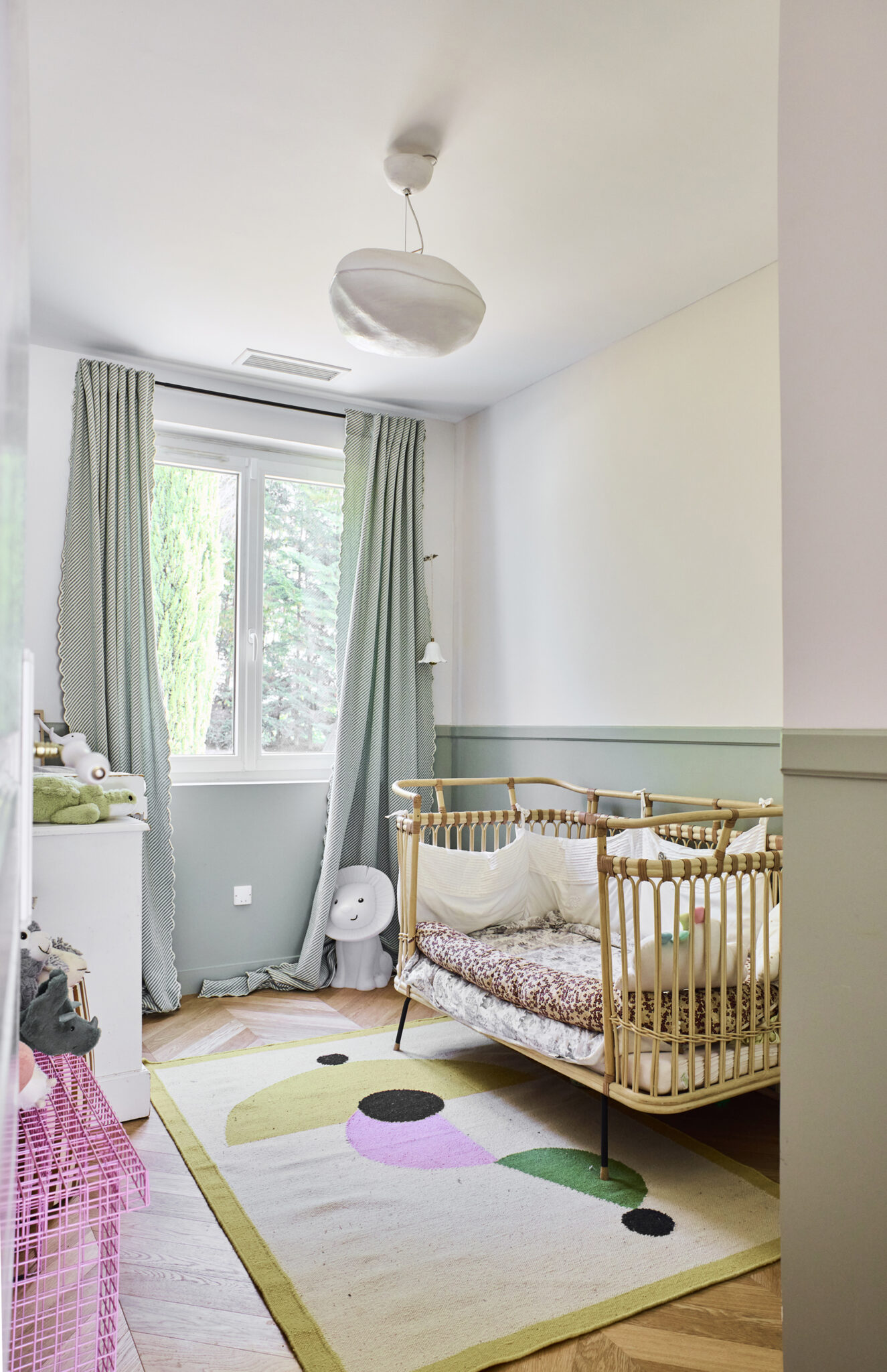 chambre de petit garçon dans les tons verts et blanc avec soubassement mural en vert petit lit en osier