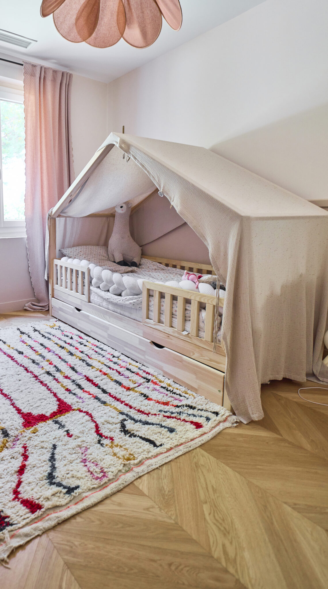 chambre de petite fille dans les tons roses et beige avec lit cabane