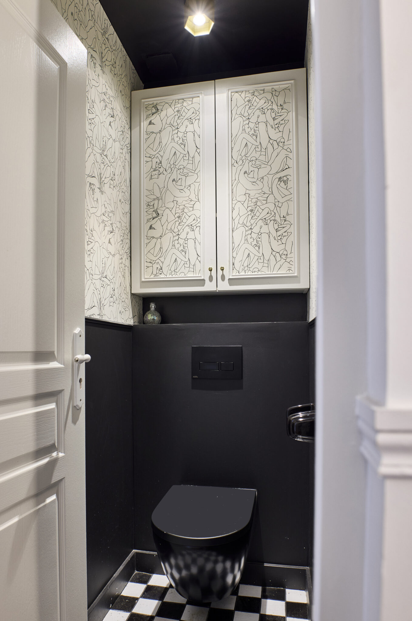 wc suspendu noir avec carrelage sol en damier zellige petit carreaux noir et blanc placard au-dessus de la cuvette papier peint Pierre Frey