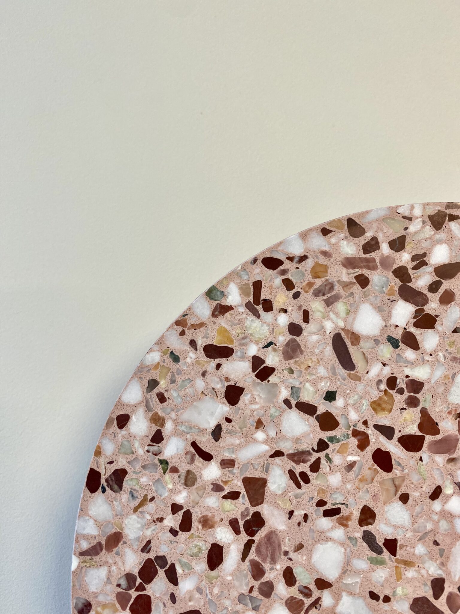 applique murale en terrazzo rose de forme ronde design scandinave rénovation de maison à Aix en Provence