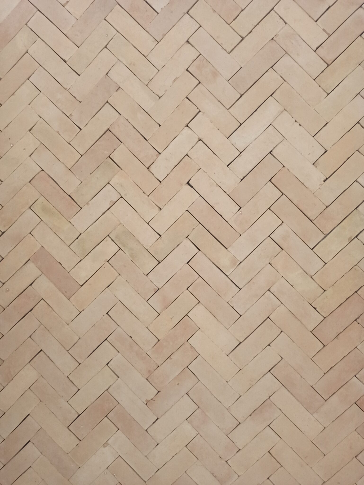 revêtement mur de douche en bejmat brut de teinte ocre avec pose à chevrons rénovation salle de bains maison provençale à Aix en Provence
