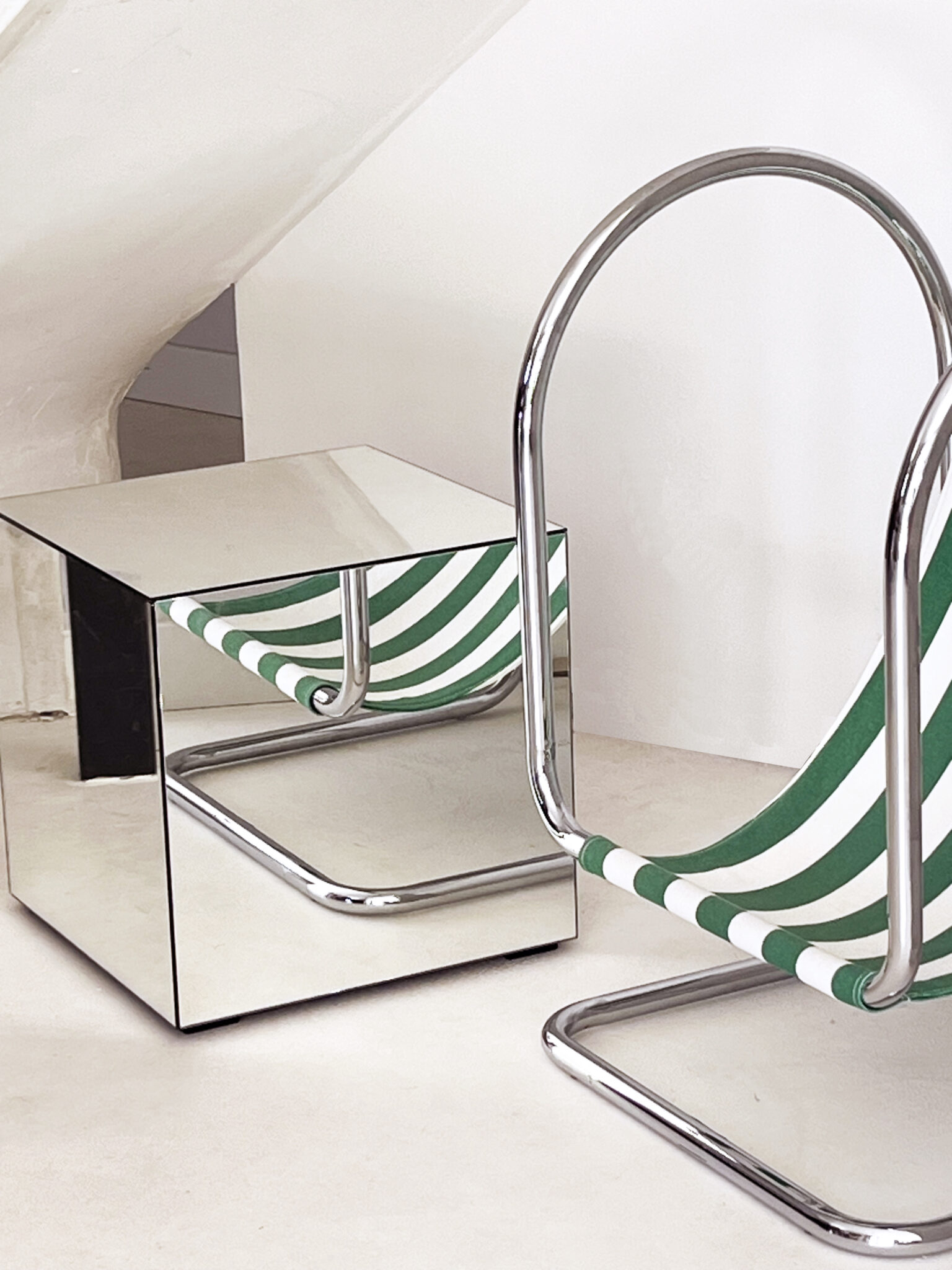 décoration de maison meuble inox miroir avec chaise Axel Chay sol béton ciré