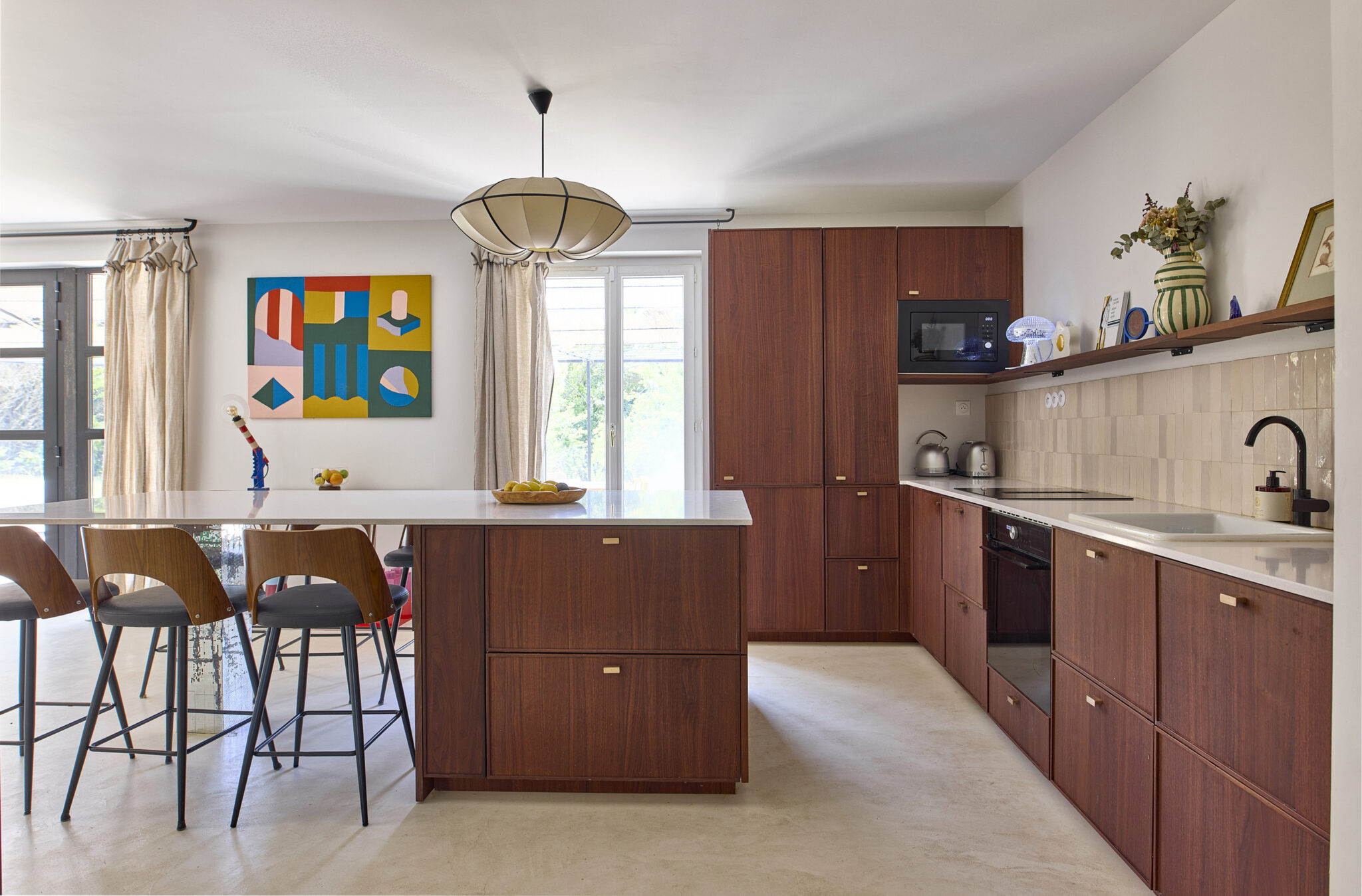 cuisine rénovation de maison provençale sol béton ciré caissons Ikea et portes en bois Febbo robinet noir crédence murale en zellige poignées en laiton ilot central avec plan de travail en silestone