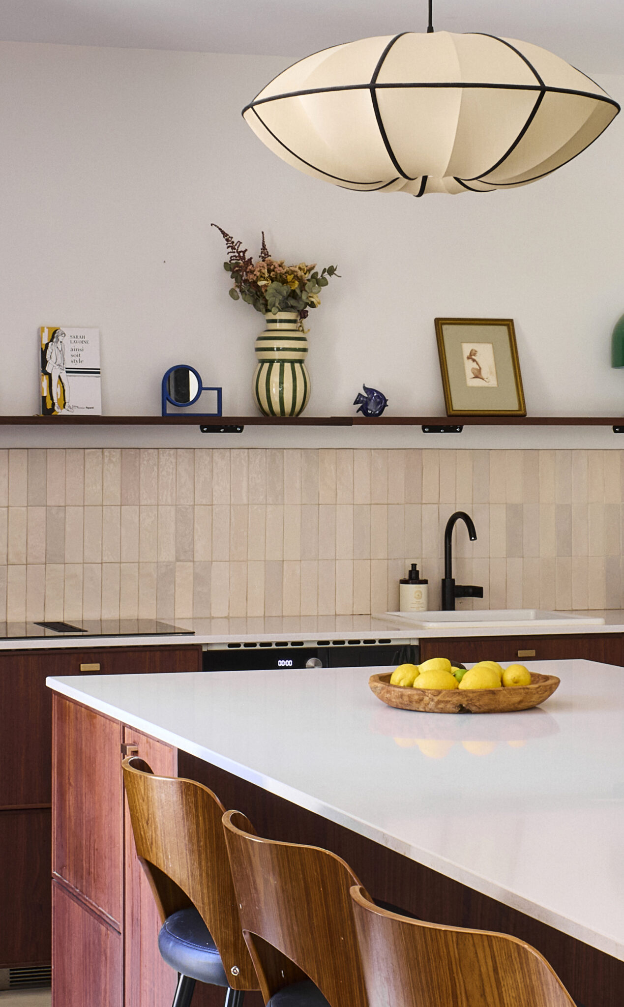 rénovation de cuisine meubles ikea avec portes en bois Febbo crédence murale en zellige étagère au dessus de la crédence poignées en laiton